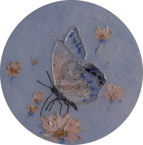 Бабочка на голубом