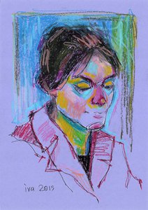 Молодая женщина на сиреневом