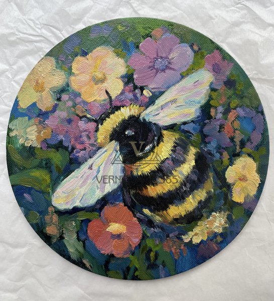 Пчела в саду