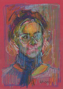 Молодая женщина на красном