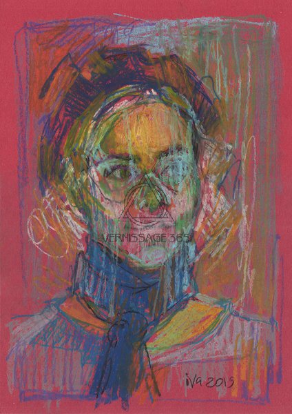 Молодая женщина на красном