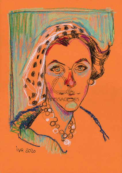 Молодая женщина на оранжево-жёлтом