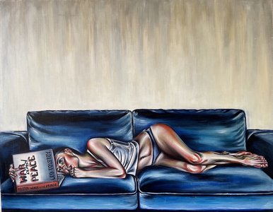 Девушка на диване