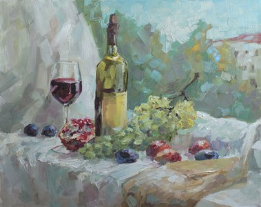 Вино и фрукты на подоконнике