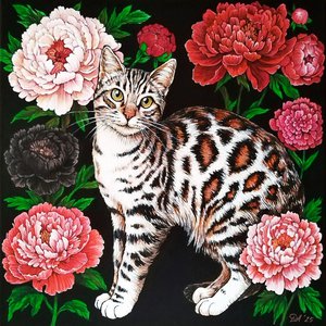 Пятнистая кошка в цветах