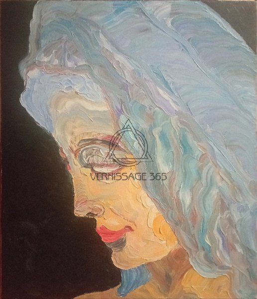 Женщина в капюшоне