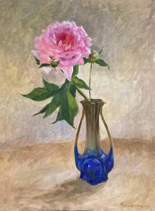 Розовый пион в синей вазе