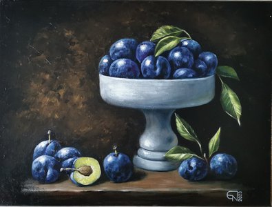 Сливы в вазе