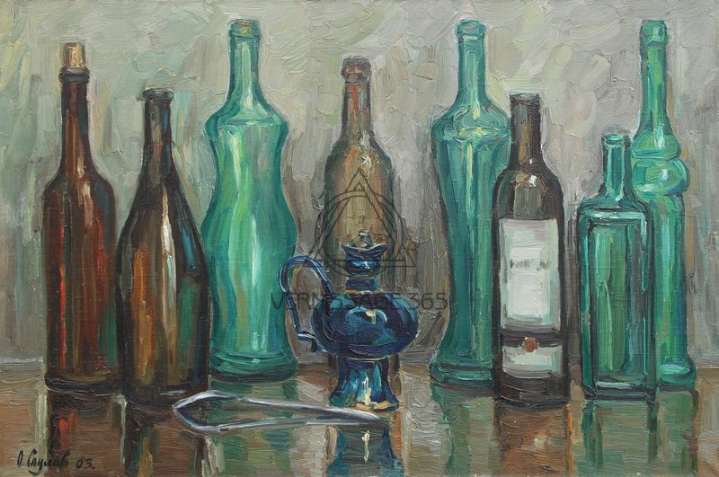 Винные бутылки, кофейник и серебряная вилка