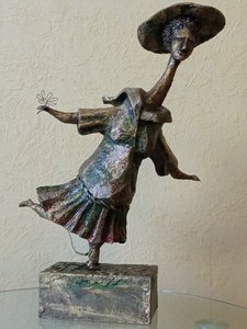 Бегущая по лугу