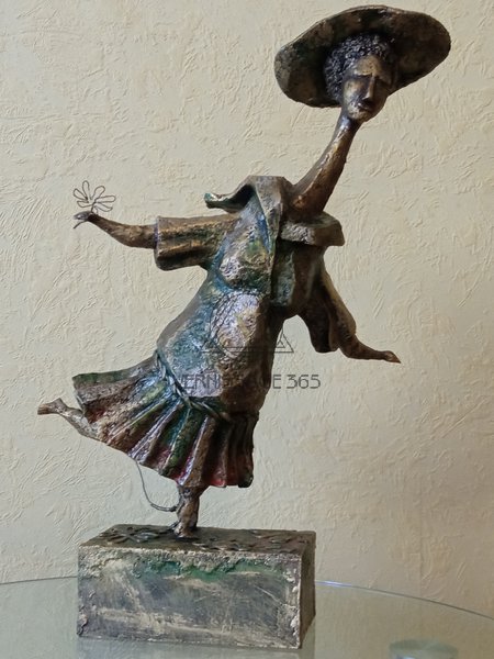 Бегущая по лугу