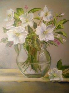 Белые цветы в прозрачной вазе