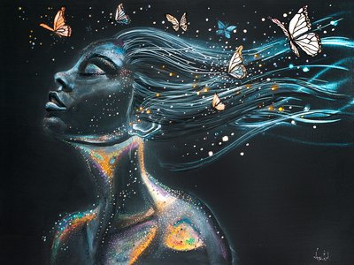 Девушка с бабочками в волосах