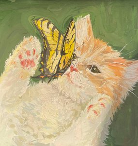 Котенок играет с бабочкой