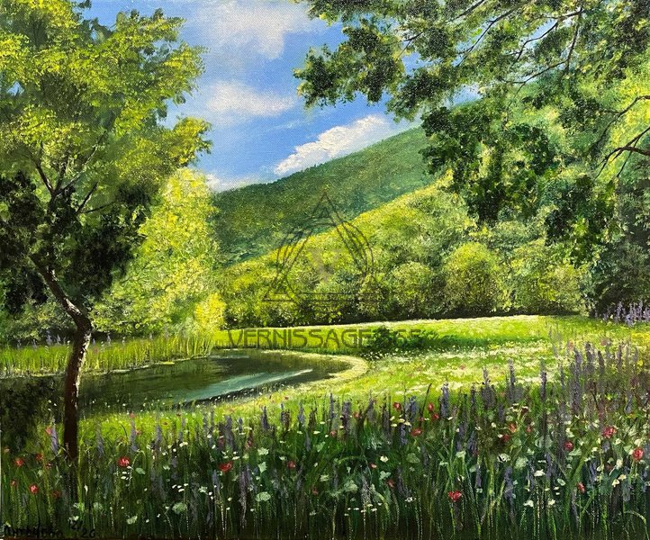 река у подножия сопки