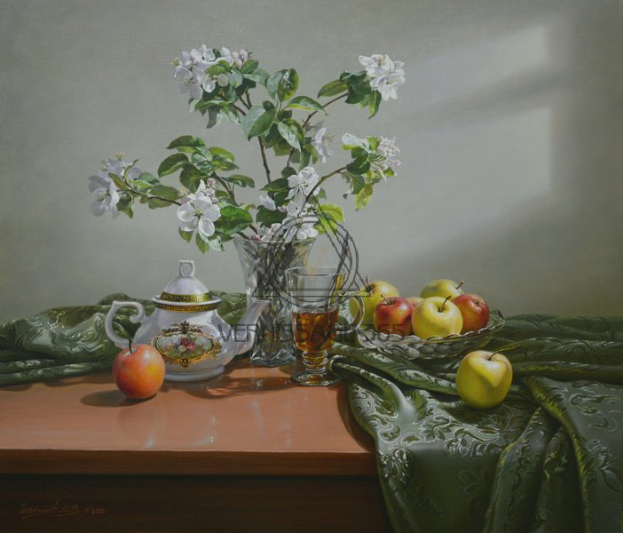 Натюрморт с ветками яблони в хрустальной вазе