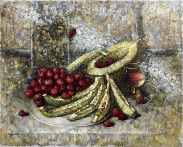 Спелая дыня с вишней