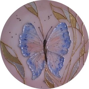 Бабочка на бежевом